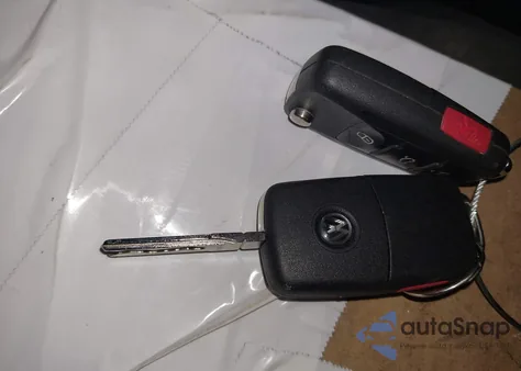 2012 Volkswagen Beetle 2.0T Turbo z USA, uszkodzony, nr VIN 3VWVA7AT0CM626747